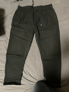 黑色休闲九分裤，男款夏款，料子轻薄透气，实体店里买的，个人原