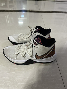 欧文5黑人月,43码的,穿的少,底基本没磨损,而且挺干净的