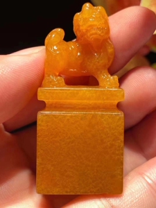 福建寿山田黄石;顶级满丝黄金黄田黄冻!49.1克;249万!