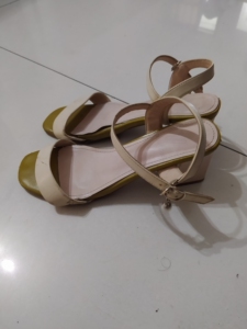 闲置高跟鞋,一字带凉鞋女鞋粗跟,35码,跟高7cm.7成新