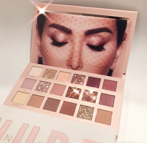 huda beauty 沙漠玫瑰18色眼影盘.同学购于美国丝