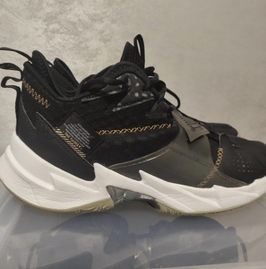 威少3 黑金 43码 穿着次数较少 前脚掌气垫澎湃 实战好鞋