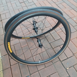 基本全新捷安特slr碳纤维轮组,使用10公里左右,没有磕碰没