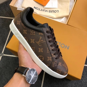 家里人送的lv休闲鞋 经典老花男士板鞋 41码,有点紧脚 只