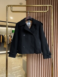 转让闲置奢侈品巴宝莉短款风衣潮女潮男必备品牌日本中古店购入