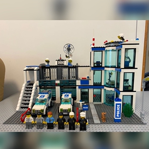 乐高7498 警局 城市系列.零件全,人仔全,沒盒說.白色件