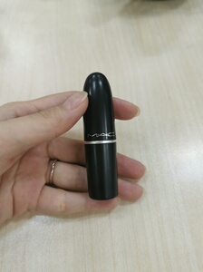 mac口红,色号lady bug,草莓红,几乎全新仅试色,没