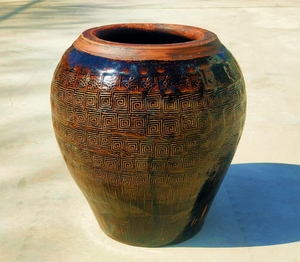 清代:精品圆肚瓷缸一口,雕刻回纹花卉图案,窑变釉,釉色漂亮