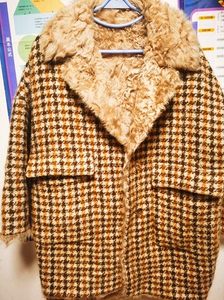 华人杰皮草大衣，内里是羊毛皮，很暖和，穿了一次没有下水，95