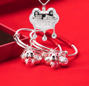 老凤祥宝宝锁(银手镯)套装.带银链子和红色挂绳,有证书.全新