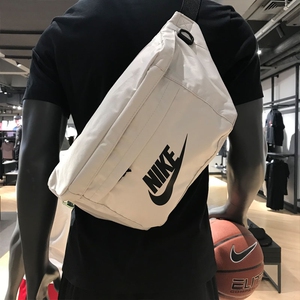 王一博耐克同款白色斜挎包,线下实体耐克店买的,买来就背过两次