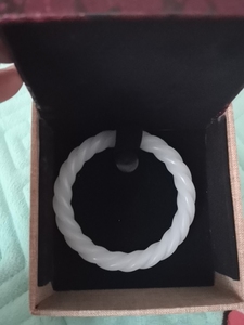 麻花玉手镯,家有仙妻同款,质地温润,内圈径59mm,带上显白