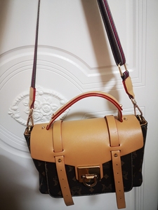 000人付款淘宝老船长包包,女包,底长约22厘米,底宽约9厘米,高16-18