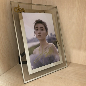 张子枫亲笔签名