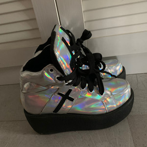 unif镭射激光鞋,代购1500买的.鞋底如图,不记得穿过几