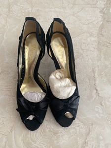 梵诗蒂娜品牌磨砂牛皮女凉鞋，里外全皮，角度设计合理，舒适合脚