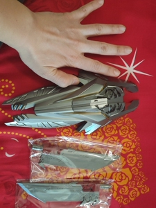 黑曼巴御天敌大盾加两把大刀 新买拿出来的 刀的漆很精美 刀能