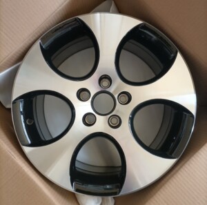 大众高尔夫gti战斧原厂轮毂,17寸全新原厂轮毂,保证正品!