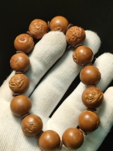 00李双高徒陈深老师作品:学院派浮雕罗汉,选用精品铁核雕刻,尺寸淘宝