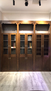 成都厂家出厂中式风格书柜，门板为橡木，柜体材料实木颗粒板。门