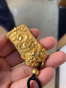 周大福传承系列,麒麟吊坠,55.24克,连工费420一克,不