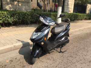 金雷豹品牌电动车,车子非常好骑好用,五个大电瓶六十伏二十安的