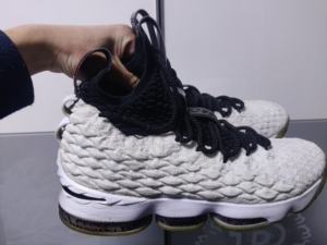 詹姆斯 lbj15 42.5 黑白 鞋底磨损 左脚气垫漏气了