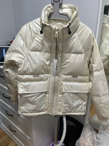 马卡宾尼男士羽绒服,90%白鸭绒,质地非常好,这款颜色非常好