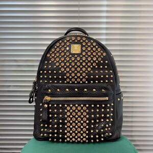 mcm黑色全皮铆钉带钻双肩包