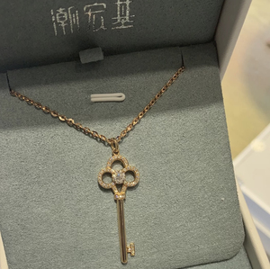 潮宏基钻石项链钥匙