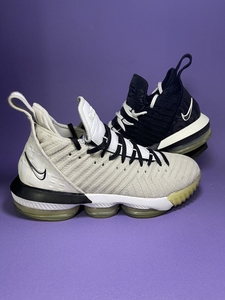 耐克詹姆斯16黑白鸳鸯正品42码equalit左黑右白黑人月