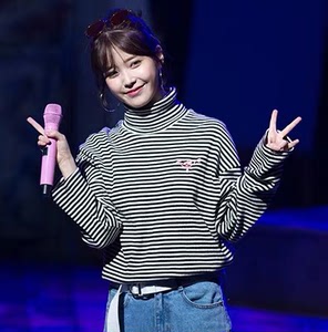 iu同款高领条纹