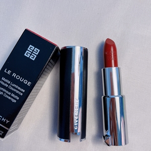 全新纪梵希小羊皮口红37色号,百搭枫叶红,超级适合黄皮.