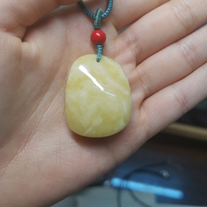 俄料蜜蜡,满蜡俄白花随型牌子,克重6.6g,无补无裂,保证天