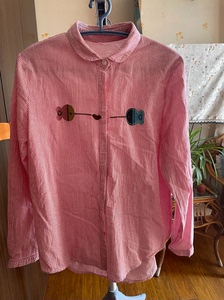 粉色衬衫，但粉色不突兀，搭配的小鱼很可爱，全棉，165L码，