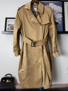 00潇洒小姐0915淘宝大牌巴宝莉burberry中长风衣红格子漆皮时尚雨衣