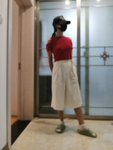 mecity阔腿裤➕针织短袖，红色搭配白色亮眼，针织短袖显身