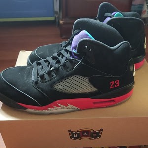 aj5黑红紫,44码,穿过几次,鞋底轻微氧化,图片与鞋完全相