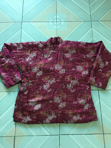 老真丝大襟棉袄,品相如图,九成新,尺寸:衣长64cm,胸围1