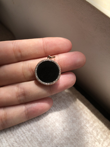 天然a货翡翠(墨翠)圆牌,玫瑰金色,通体银镶,大小跟一元硬币