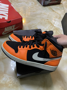 乔丹aj1 mid黑橙小扣碎554724-062,44.5码