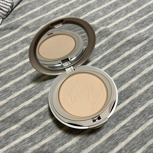 泰国mistine羽翼粉饼控油定妆持久 极光粉饼p1粉白色