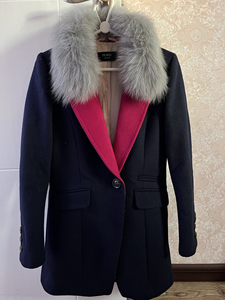 毛呢西服外套,很厚实,以前太平鸟专柜的衣服,带毛领 狐狸毛可