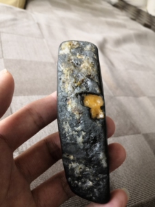 台山玉乌鸦皮精品原石,阳黄开口无杂质,实物颜色深一点,皮质透