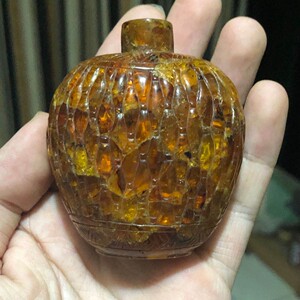 琥珀鼻烟壶.抚顺矿珀.高度6.8cm.宽5.8厘米.厚度4.