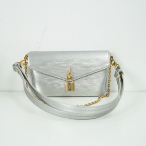 99新lv路易威登padlock on strap银色水波纹单肩斜挎链条女包