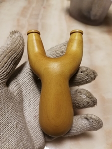 酸枣木弹弓,红色是树心,弓门外65,内35.高115.手工制