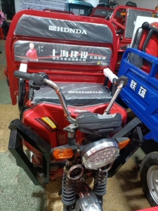 000人付款淘宝上海建设电动三轮车,配32安电池,使用一年左右.