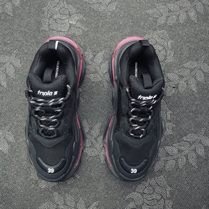 巴黎世家triples黑红