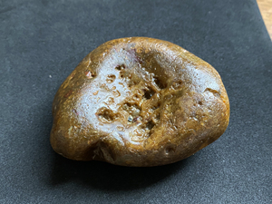 雨花石松香玛瑙座子,天然凹槽可搭配石头形成造型,8*7.3*
